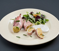 Запеченные кальмары, фаршированные картофельным пюре, с йогуртовым соусом