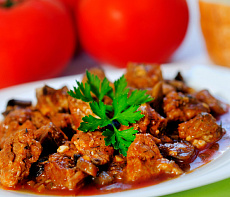 Кабанина тушёная в специях и сметане