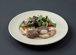 Язык северного оленя с острым соусом на крекере