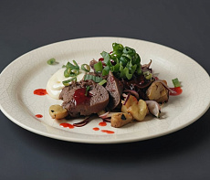 Язык лося с шампиньонами и сельдереем в пряном соусе