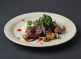 Язык лося с шампиньонами и сельдереем в пряном соусе