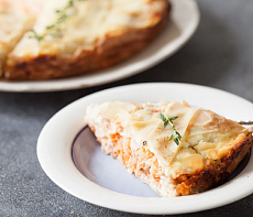 Пирог с муксуном на луковой подложке