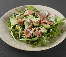 Салат из сырка в соусе терияки по-японски