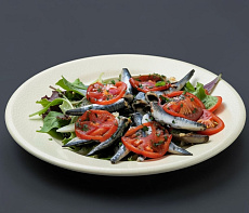 Запеченная хамса с помидорами