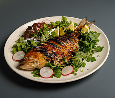 Ленок, запеченный с миндалем и красным вином