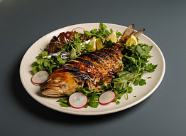 Ленок, запеченный с миндалем и красным вином