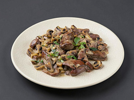 Мясо оленя тушеное в сметанном соусе с грибами