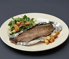 Хариус, маринованный с лимоном и репчатым луком