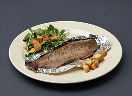 Хариус, маринованный с лимоном и репчатым луком