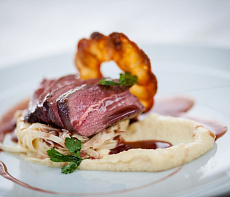 Окорок косули с пюре из сельдерея и грушевым соусом