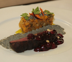 Вырезка оленя с мильфеем из тыквы, кремом из печеного чеснока и соусом из вишни