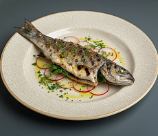 Муксун на углях с ароматными травами