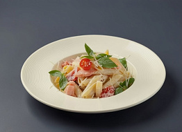 Паста с лососем (семгой), шпинатом и помидорами черри