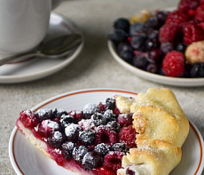 Рисовая галета с иргой и малиной