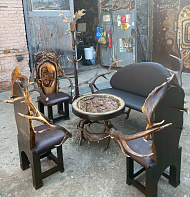 Стол на ножке из рога оленя