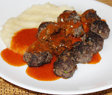 Фрикадельки из мяса северного оленя под овощным соусом