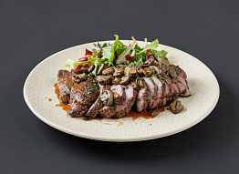 Стейк лося с белыми грибами