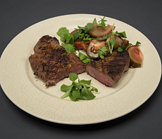 Стейк из лося на сковороде гриль