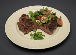 Стейк из лося на сковороде гриль