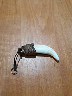 Клык волка с головой из металла