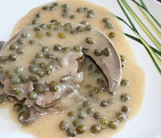 Язык кабана в соусе с каперсами