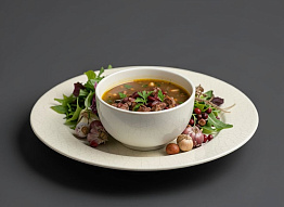 Мясо оленя тушеное с фасолью и овощами