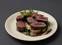 Мясо лося, приготовленное крупным куском