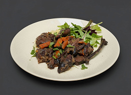 Заяц тушёный в красном вине