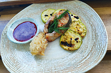 Превью Дикое мясо и рыба в ресторане. Москва