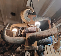 Люстра с рогами тура