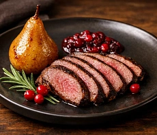 Лопатка косули запечённая с грушей и клюквенным соусом