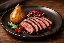 Лопатка косули запечённая с грушей и клюквенным соусом