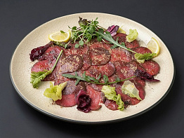 Карпаччо из косули с салатом из трав