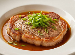 Стейк из оленины с зелёным луком