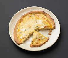 Закусочный пирог с мясом краба и сыром