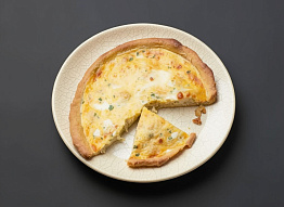 Закусочный пирог с мясом краба и сыром