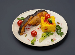 Стейк из белуги с пряным рисом