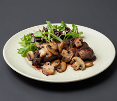 Вырезка лося с шампиньонами и соусом из красного вина