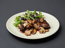 Вырезка лося с шампиньонами и соусом из красного вина