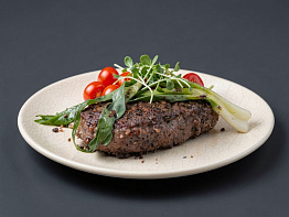 Стейк из оленины с зелёным луком