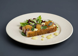 Рыбный хлеб с северными ягодами и муссом из печени трески