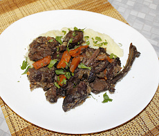 Заяц тушёный в красном вине