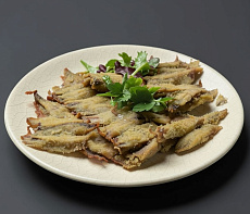 Хамса, запеченная в панировочных сухарях с ароматными травами