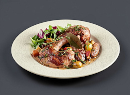 Фазан тушеный с сухофруктами в белом вине