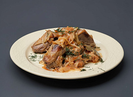 Тушенная с капустой дикая утка