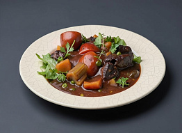 Окорок лося, тушенный с овощами