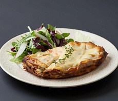 Пирог с муксуном на луковой подложке