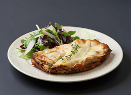 Пирог с муксуном на луковой подложке