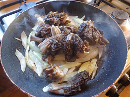 Строчки жареные с луком