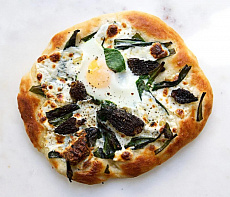 Пицца со сморчками и яйцами